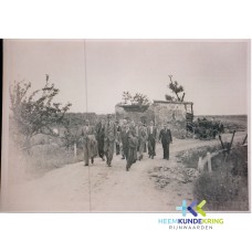 Pannerden 1945 delegatie Hillegom bij het huis van Zweekhorst aan de Rijndijk Coll. G.B.Janssen